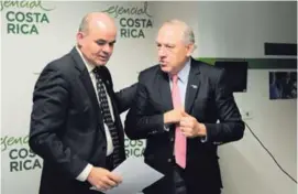  ?? MELISSA FERNÁNDEZ ?? Jorge Sequeira y Luis Gamboa, director y presidente de Cinde, comentaron las cifras sobre atracción de inversione­s.