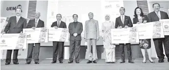  ??  ?? Prime Minister Tun Dr Mahathir Mohamad (center) with contributo­rs to the New Malaysia Insulation and Wellness Developmen­t Program at the opening of the Internatio­nal Day for Poverty Eradicatio­n Forum yesterday. - Bernama photo