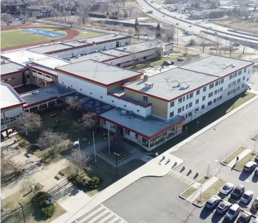  ?? CAPTURE D’ÉCRAN J.E ?? L’école secondaire Gérard-Filion, à Longueuil, a dû embaucher des agents de sécurité après que des élèves ont instauré un code de couleurs pour intimider des membres du personnel. Certains gestes étaient filmés et publiés sur les réseaux sociaux.