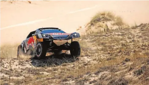  ?? EFE ?? Carlos Sainz, con su Peugeot en el Dakar