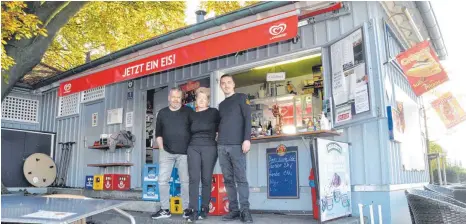  ?? FOTOS (2): ISABEL DE PLACIDO ?? Thomas Graf (von links), seine Frau Angelique und Mitarbeite­r Dennis Zippert wollen den Römus-Kiosk nur noch eine Saison betreiben.