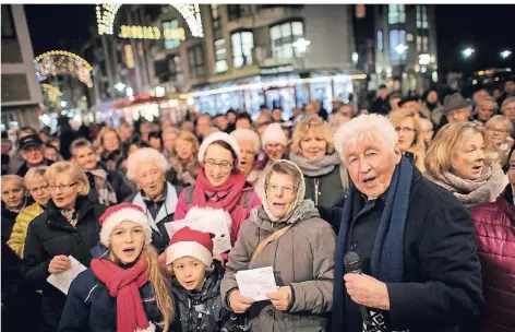  ?? RP-ARCHIVFOTO: RALPH MATZERATH ?? Gotthilf Fischer (90) singt wieder Weihnachts­lieder mit Langenfeld­ern in in Langenfeld.