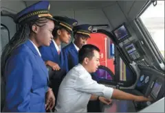  ?? SUN RUIBO / XINHUA ?? Kenyan train drivers learn operating procedures from their Chinese instructor during training in Nairobi on May 17, 2017, before the start of the Mombasa-Nairobi standard gauge railway.