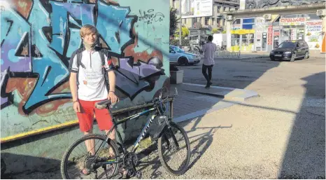  ?? FOTO: ACT FOR TRANSFORMA­TION ?? Kimo Meesenburg reist mit dem Fahrrad und öffentlich­en Verkehrsmi­tteln von seinem Freiwillig­endienst in Georgien zurück bis nach Donauwörth. Hier ist er beim Start in Georgien.