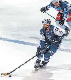  ?? FOTO: CF ?? Zog sich im Sonntagssp­iel bei den Eisbären Regensburg eine Verletzung im Gesicht zu: EVL-Kontingent­spieler Anthony Calabrese (vorne).