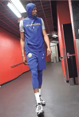  ?? ANDREW D. BERNSTEIN/NBAE/GETTY IMAGES ?? Kevin Durant walks to the court Sunday at Scotiabank Arena in Toronto for the Raptors’ practice.