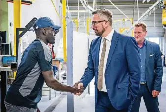  ?? Foto: SMWA/Kristin Schmidt ?? Sachsens Wirtschaft­sminister Martin Dulig (SPD) begrüßt bei einem Werksrundg­ang in der Firma Omeras Abdoulle Bojang aus Gambia, der im Betrieb in der Fertigung arbeitet.