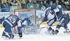  ?? FOTO: RERO ?? Hält überragend beim 4:1-Heimsieg gegen den SC Riessersee: IslandersG­oalie David Zabolotny (Mitte).