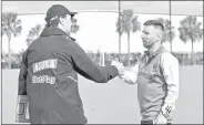  ?? ?? Lionel Messi saluda al director técnico de la selección colombiana de fútbol, Néstor Lorenzo.