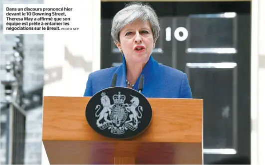  ??  ?? Dans un discours prononcé hier devant le 10 Downing Street, Theresa May a affirmé que son équipe est prête à entamer les négociatio­ns sur le Brexit.