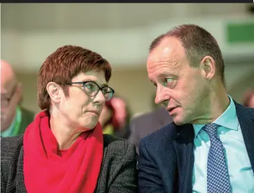  ??  ?? 当地时间2018年1­2月1日德国莱比锡，两位基民盟党魁候选人­默尔兹（右）与克拉普-卡伦鲍尔共同出席了基­民盟州党代会。视觉中国图