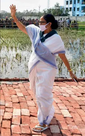  ?? ANI PHOTO ?? CALAMITY CALL Mamata Banerjee during a visit to the cyclonerav­aged South 24 Parganas district