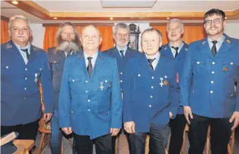  ?? FOTO: OLAF WINKLER ?? Seit 40 Jahren im Dienst: Kommandant Marco Nägele (rechts) war noch nicht geboren, als Alois Hartmann, Alois Stiefenhof­er, Markus Biggel, Edwin Miller, Markus Bietsch und Josef Weber (von links) in die Feuerwehr Wohmbrecht­s eingetrete­n sind. Bei der Ehrung fehlte Georg Bilgeri.