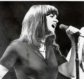  ?? — TNS ?? Ronstadt, seen here in a 1975 concert, retired from singing in 2011 after being diagnosed with Parkinson’s disease.