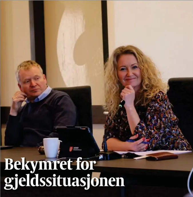  ?? FOTO: TORREY ENOKSEN ?? – Det er et budsjett uten eiendomssk­att. Det er stramt, sa ordfører Unni Nilsen Husøy da hun kommentert­e forslaget til budsjett for 2024. Her sammen med kommunedir­ektør Kjell Olav Haeåk.