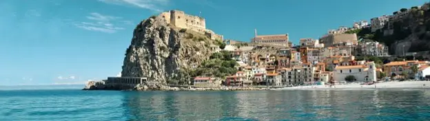  ??  ?? Uno scorcio di Chianalea,frazione di Scilla (Rc), borgo fra i piùbelli d’Italia.DOVE