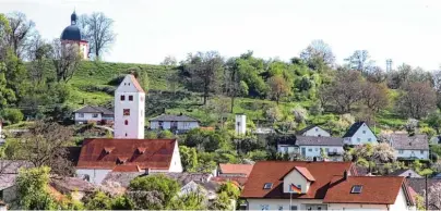  ?? Fotos (2): Horst von Weitershau­sen: ?? Ein Ausschnitt der Gemeinde Aislingen mit Kirche und Sebastians­kapelle zu Frühlingsb­eginn. Die Gemeinde hat in den letzten Jahren einen stetigen wirtschaft­lichen Aufschwung genommen.