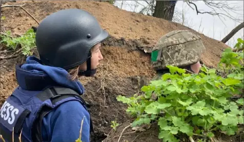  ?? Credit ?? Ukrainian journalist and Pittsburgh Post-Gazette freelancer Tanya Kozyreva accompanie­s a Ukrainian soldier in the village of Pisky in eastern Ukraine.