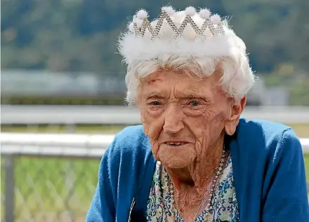  ?? KATRINA TANIRAU ?? Winnie Hannah celebrated her 100th birthday at the Te Aroha Raceway.