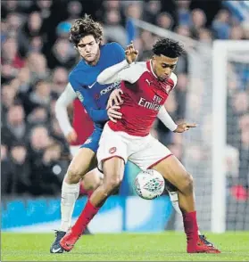  ?? FOTO: AP ?? Iwobi, del Arsenal, protege un balón ante la presión de Marcos Alonso