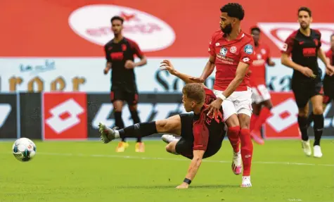  ?? Foto: Pfaffenbac­h, dpa ?? Der Schuss ins Glück: Florian Niederlech­ner traf in der ersten Spielminut­e gegen den FSV Mainz zum wichtigen 1:0.