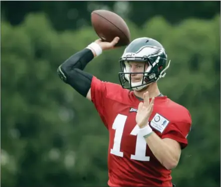  ?? MATT ROURKE — THE ASSOCIATED PRESS ?? Eagles quarterbac­k Carson Wentz had some missing pieces as the team went with full pads Tuesday.