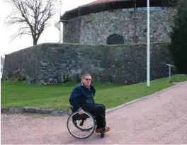  ?? FOTO: LARS HOLLERUD ?? Tom Atle Steffensen sier at kampen for adkomst til festningen har vært lang og krevende. Trappehuse­t med heis planlegges like ved vindeltrap­pen i bakgrunnen.