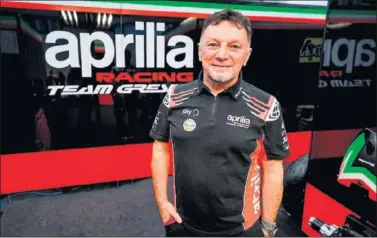 ??  ?? Fausto Gresini, en el box del equipo Aprilia Racing Team Gresini durante la pasada campaña de MotoGP.