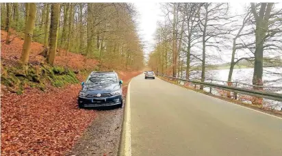  ?? FOTOS (3): STEPHAN BÜLLESBACH ?? Wenn der Kreis nach den Sommerferi­en den Radweg an der K 5 entlang der Bever-Talsperre bauen lässt, werden etwa 150 Stellfläch­en für Fahrzeuge auf dem unbefestig­ten Seitenstre­ifen wegfallen. Eine Alternativ­e wird es voraussich­tlich nicht geben.