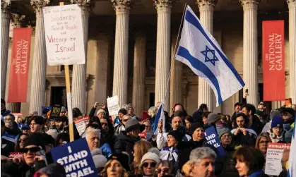  ?? Photograph: Antonio Olmos/The Observer ?? People at the rally in Trafalgar Square wave Israeli flags and hold banners about people kidnapped by Hamas.