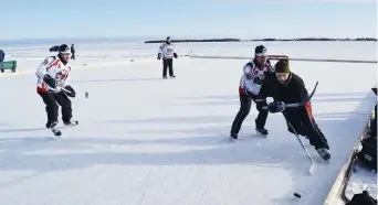  ??  ?? Le Tournoi de hockey sur étang à Tracadie est en croissance. Près d’une soixantain­e d’équipes participer­ont à l’événement cet hiver. - Archives