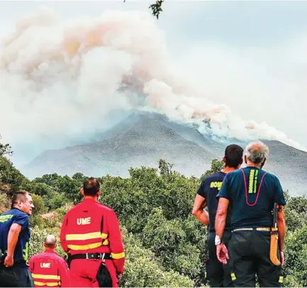  ?? EUROPAPRES­S ?? Miembros de la UME trabajan para la extinción del fuego desde el cerro de la Silla de los Huesos