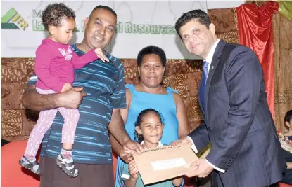  ?? Photo: Vilimoni Vaganalau ?? Acting Prime Minister and Attorney-General Aiyaz Sayed-Khaiyum hands over approval notices for lease to Mohammed Faraaz Hanif, wife Eleni Hanif,daughters Esther Hanif and Catherine Hanif at Omkar settlement, Narere on September 13, 2017.