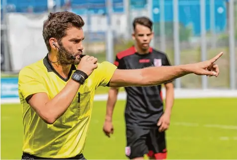  ?? Foto: Ralf Lienert ?? Im Fußball ein wichtiges Instrument: der Schiedsric­hter (im Bild Bayernliga Schiedsric­hter Steffen Grimmeißen). B Klassen in Augsburg müssen künftig ohne Unparteiis­chen auskommen.