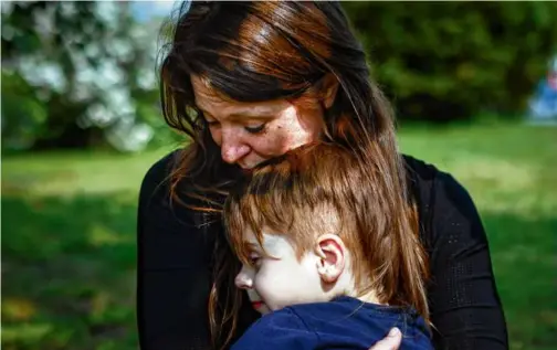  ?? ERIN CLARK/GLOBE STAFF ?? Emily Cross, a Cape Cod mother, with her 5-year-old son. She fought state authoritie­s who suggested that she played a role in the death of her 1-month-old son, Marty, when she co-slept with him two years ago.