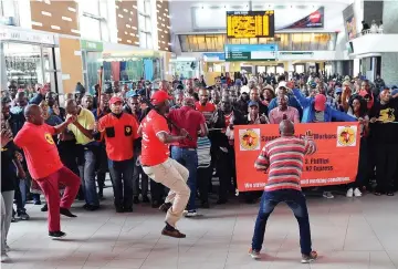  ?? PICTURE: DAVID RITCHIE/AFRICAN NEWS AGENCY (ANA) ?? ACTION STATION: As the bus drivers’ strike over wages entered its second day, drivers yesterday marched from the long-distance bus depot through the Cape Town train station to the bus station opposite the Grand Parade calling for their demands to be met.