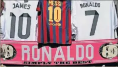  ??  ?? GRAN NEGOCIO. El Madrid gana al Barça en la venta de camisetas.