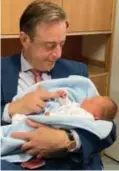  ?? FOTO BELGA ?? Burgemeest­er De Wever is de voogd van de baby.