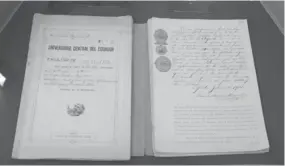  ??  ?? TESOROS. Estos días en el salón Olmedo de la Universida­d Andina se exhibe una muestra con documentos históricos.