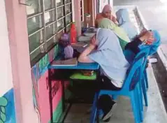  ??  ?? KEADAAN murid yang terpaksa belajar di luar kelas Sekolah Rendah Agama Haji Awaludin.