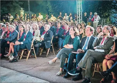  ?? LLIBERT TEIXIDÓ ?? Ada Colau, sentada junto a Pau Guardans, en la primera fila de la platea del acto de Barcelona Global