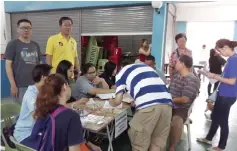  ??  ?? Yap (standing second left) at a free rabies vaccinatio­n programme in Hui Sing Community Associatio­n Hall.