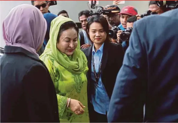  ?? SHAHRIL BADRI SAALI PIC BY MOHAMAD ?? Datin Seri Rosmah Mansor arriving at the Malaysian Anti-Corruption Commission headquarte­rs in Putrajaya yesterday.
