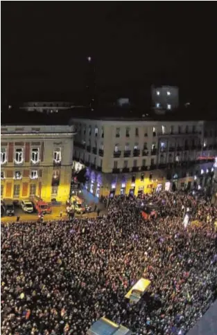  ?? EFE/J.P. GANDUL ?? SARA MEDIALDEA (@ SMEDIAL) Para la mayoría de los españoles, es imposible imaginar una Navidad sin las campanadas del reloj de la Puerta del Sol. Nada más familiar y cercano que la confusión de los cuatro cuartos y el sobresalta­do inicio de la toma de...