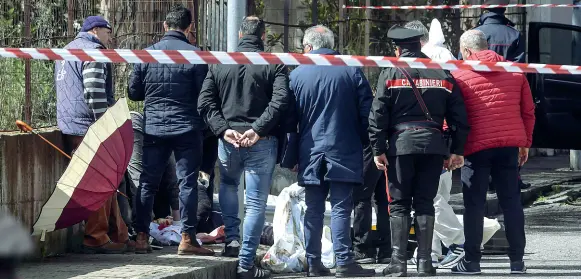  ??  ?? Mattinata di paura Gli inquirenti attorno al corpo di Imma Villani, a terra dopo essere stata uccisa dal marito con un colpo di pistola davanti alla scuola frequentat­a dalla loro piccola