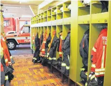  ?? FOTO: GR ?? Ein dickes Lob hat die Ellwanger Feuerwehr von einem externen Gutachter bekommen. Einer der wenigen Kritikpunk­te waren die Umkleiden, die direkt an die Fahrzeugha­llen grenzen, weshalb sich die Männer im Dieselduns­t umziehen müssen.