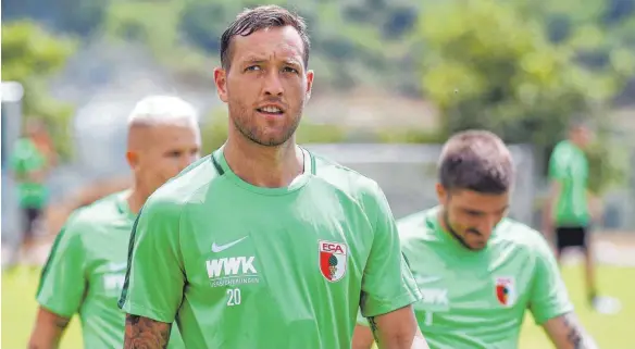  ?? FOTO: IMAGO/KLAUS RAINER KRIEGER ?? Julian Schieber soll nun also beim FC Augsburg für Tore sorgen. Einst spielte allerdings auch er in der Jugend eines Bundesligi­sten und zwar beim VfB Stuttgart. Vielleicht findet sich ja auch bei der Ferien-Fußballsch­ule der Augsburger in Pfahlheim ein...