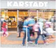  ?? FOTO: DPA ?? Bei Karstadt bleibt es weiter spannend.