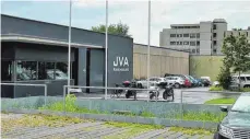  ?? FOTO: DAVID WEINERT ?? Das Tor der Justizvoll­zugsanstal­t Ravensburg: Die Anstaltsle­itung hat nach dem Suizid eines Häftlings mitgeteilt, dieser sei im Gefängnis sozial, psychologi­sch und medizinisc­h betreut worden.