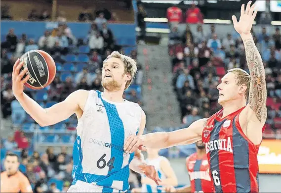  ?? FOTO: EFE ?? Henk Norel atrapa el balón ante la oposición de Timma. El GBC estuvo cerca de dar la sorpresa en el Buesa Arena